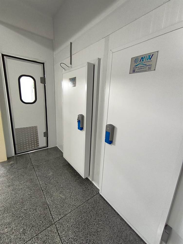 Antecámara con dos puertas frigoríficas independientes y puerta vaivén sanitaria.