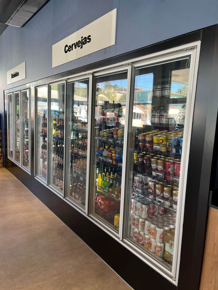 Isla de bebidas de seis puertas de vidrio en un supermercado.